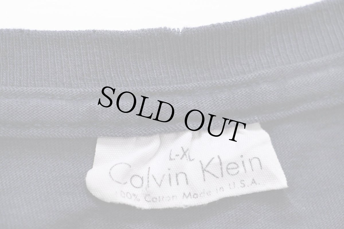画像4: 90s USA製 Calvin Klein Jeans カルバンクライン ロゴ ひび割れプリント ブリーチ飛び コットンTシャツ 紺 L-XL (4)