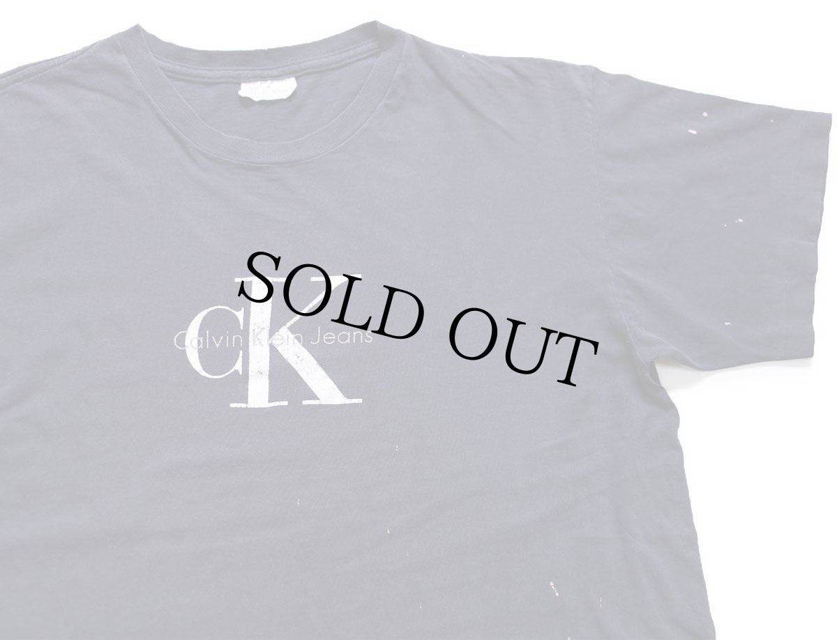 画像1: 90s USA製 Calvin Klein Jeans カルバンクライン ロゴ ひび割れプリント ブリーチ飛び コットンTシャツ 紺 L-XL (1)
