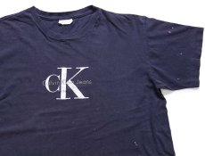 画像1: 90s USA製 Calvin Klein Jeans カルバンクライン ロゴ ひび割れプリント ブリーチ飛び コットンTシャツ 紺 L-XL (1)