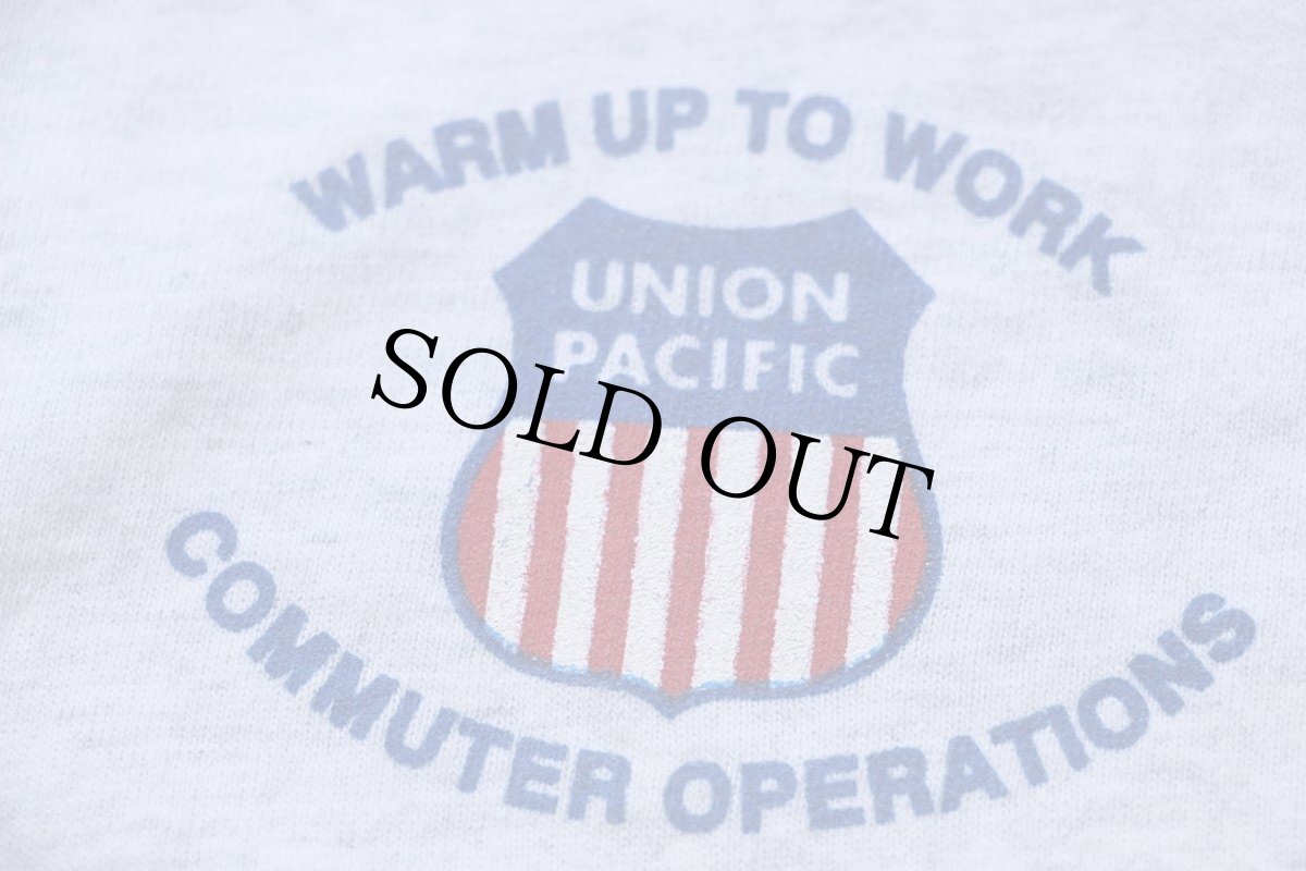 画像4: 90s USA製 WARM UP TO WORK COMMUTER OPERATIONS UNION PACIFIC ロゴ コットンTシャツ 杢ライトグレー L (4)
