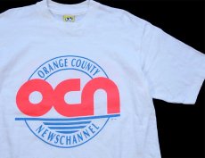 画像1: 90s BIG DOGS OCN ORANGE COUNTY NEWSCHANNEL 蛍光 両面プリント コットンTシャツ 白 L (1)