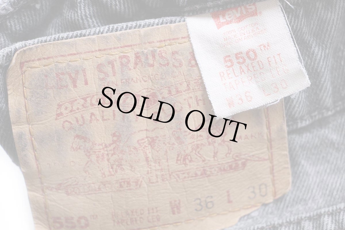 画像6: 90s USA製 Levi'sリーバイス 550 ダメージ ブラック デニムパンツ フェード W36 L30 (6)