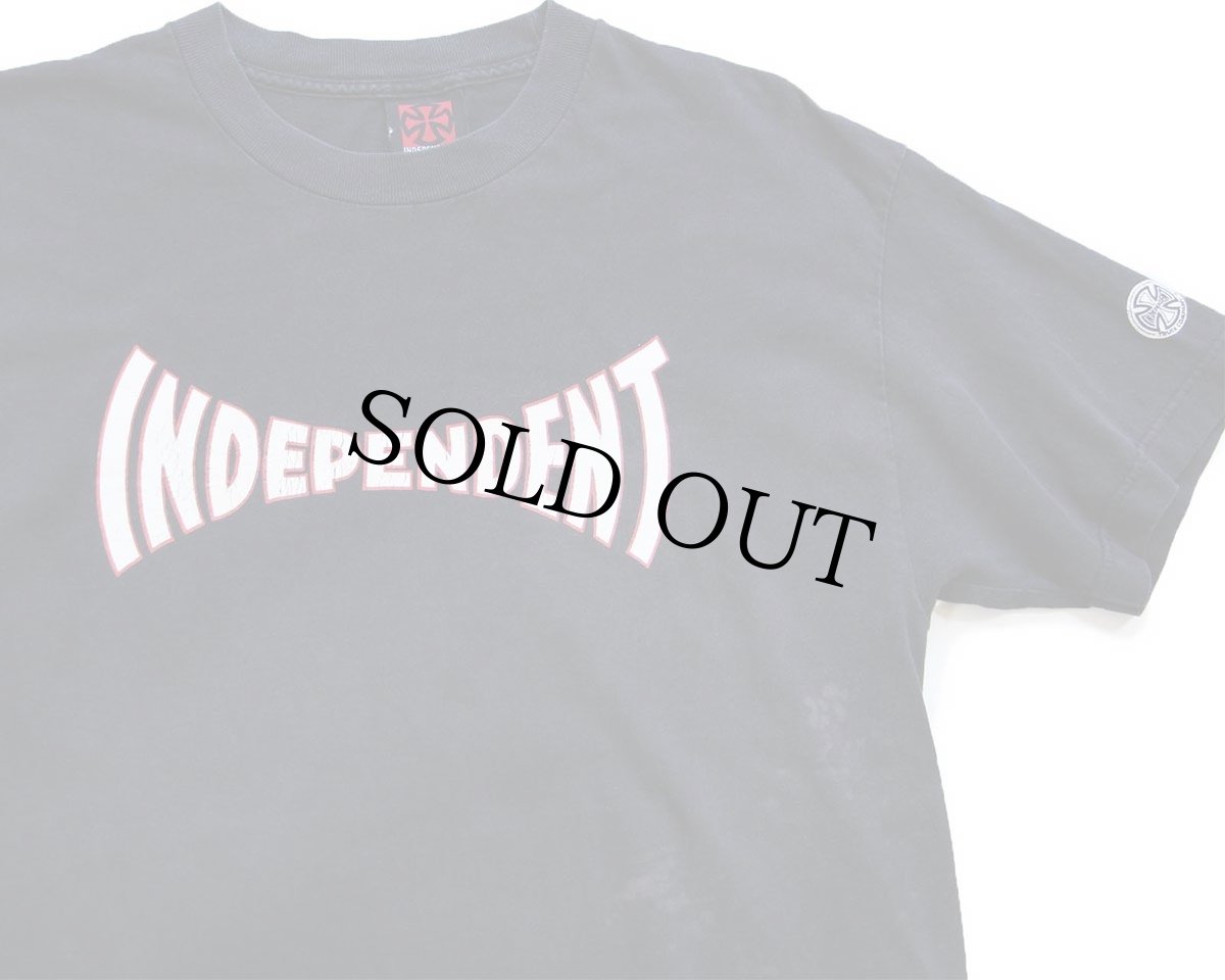 画像3: 00s INDEPENDENT TRUCK COMPANY アイアンクロス 両面 ひび割れプリント コットンTシャツ 黒 フェード L (3)