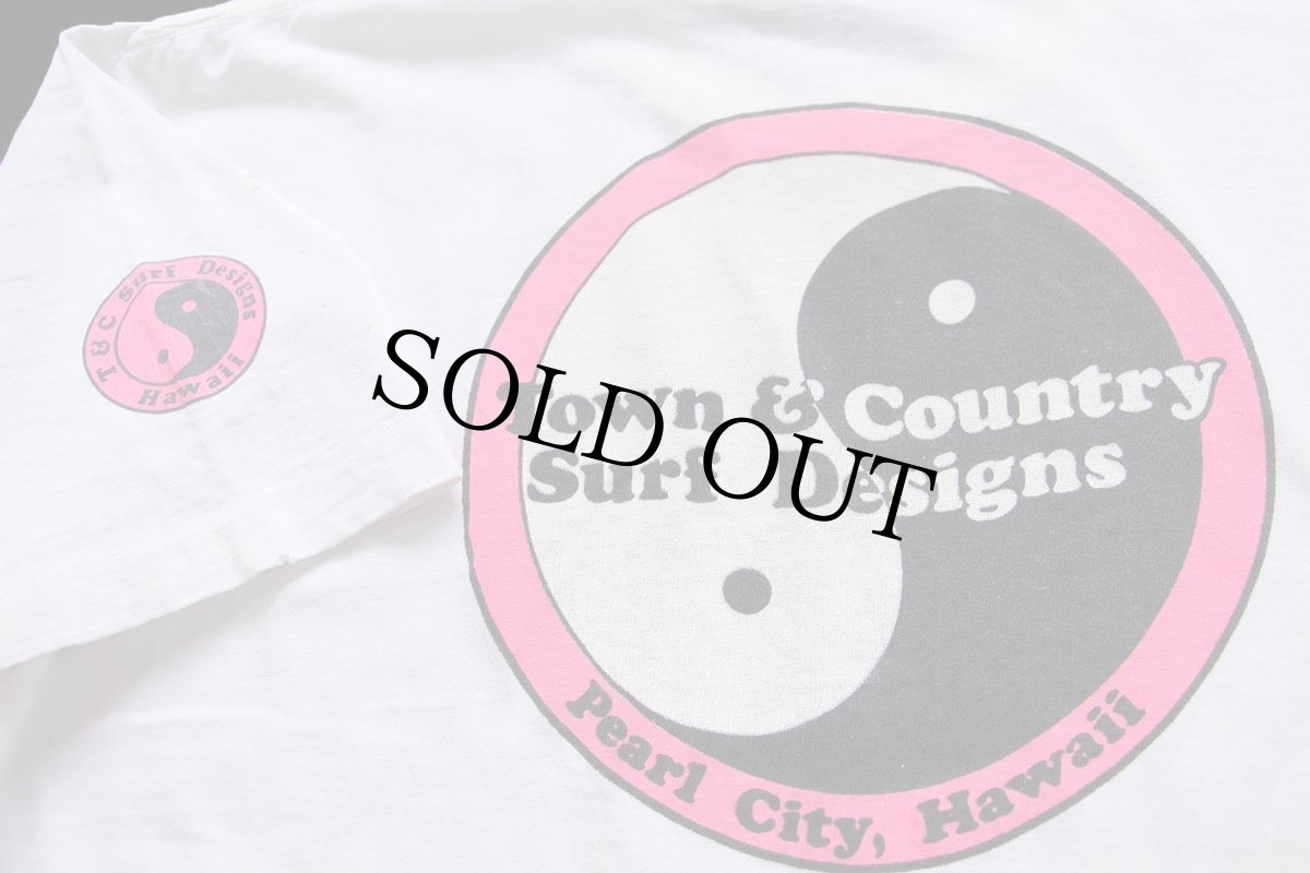 画像4: 80s USA製 Town & Country T&C Surf Designs Hawaii 陰陽 ロゴ 蛍光プリント コットンTシャツ ボロ 白 XL (4)