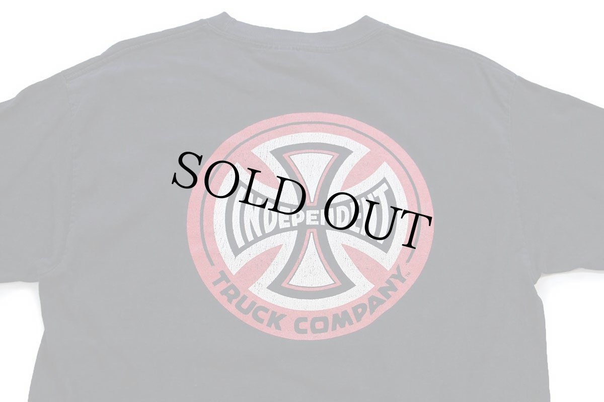 画像4: 00s INDEPENDENT TRUCK COMPANY アイアンクロス 両面 ひび割れプリント コットンTシャツ 黒 フェード L (4)