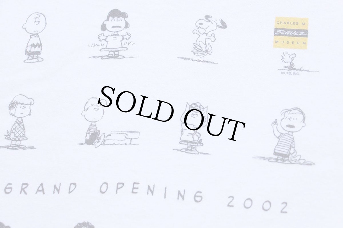 画像4: 00s USA製 CHARLES M. SCHULZ MUSEUM GRAND OPENING 2002 スヌーピー チャーリーブラウン キャラクター コットンTシャツ 白 XL (4)