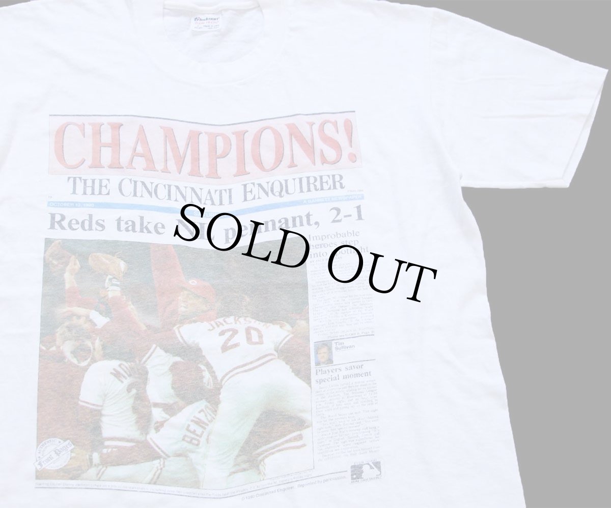 画像1: 90s USA製 MLB THE CINCINNATI REDS CHAMPIONS! ニュースペーパー フォトプリント コットンTシャツ 白 L (1)