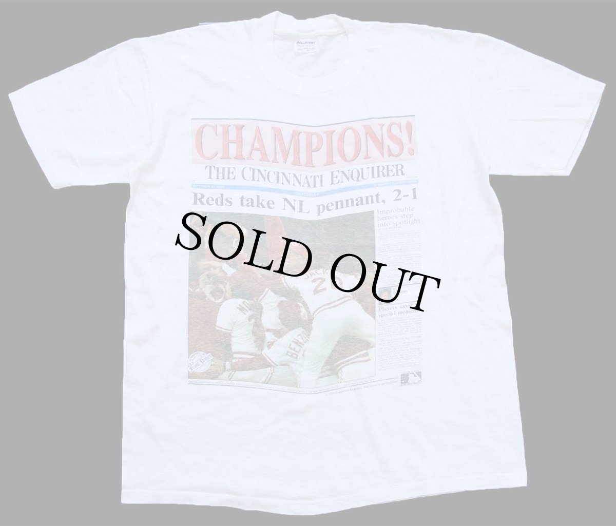 画像2: 90s USA製 MLB THE CINCINNATI REDS CHAMPIONS! ニュースペーパー フォトプリント コットンTシャツ 白 L (2)