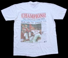 画像2: 90s USA製 MLB THE CINCINNATI REDS CHAMPIONS! ニュースペーパー フォトプリント コットンTシャツ 白 L (2)