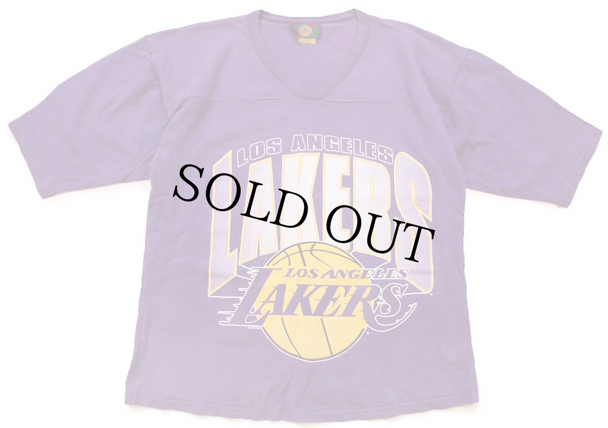 画像2: 90s USA製 NBA LOS ANGELES LAKERS レイカーズ Vネック コットンTシャツ 紫 L (2)