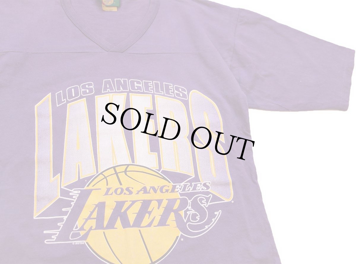 画像1: 90s USA製 NBA LOS ANGELES LAKERS レイカーズ Vネック コットンTシャツ 紫 L (1)
