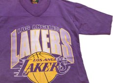 画像1: 90s USA製 NBA LOS ANGELES LAKERS レイカーズ Vネック コットンTシャツ 紫 L (1)
