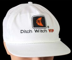 画像1: デッドストック★80s USA製 Ditch Witch VIP ロゴ刺繍 キャップ 白 (1)