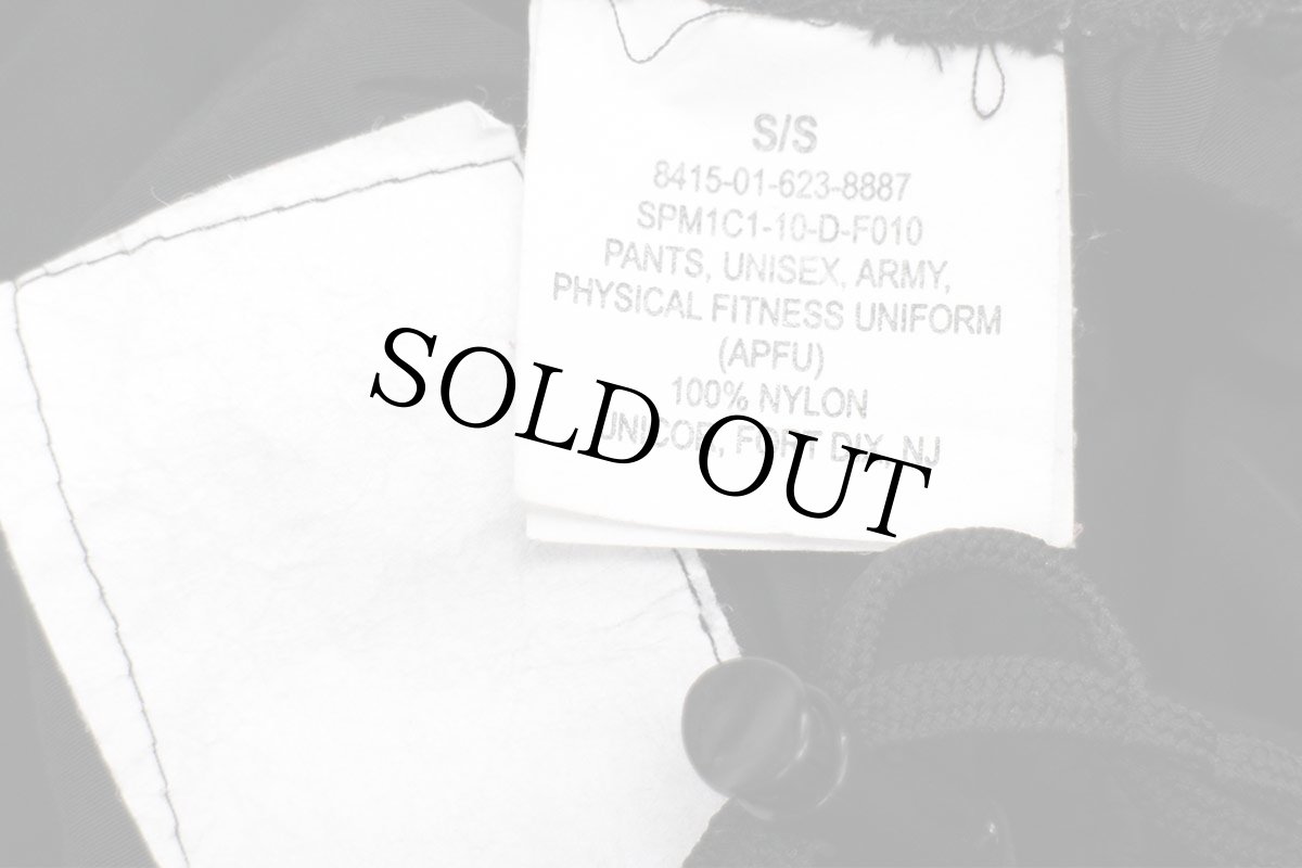 画像6: 10 米軍 U.S.ARMY ロゴ刺繍 APFU トレーニング ナイロンパンツ 黒 S/S★133 IPFU (6)