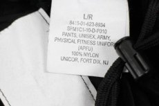 画像6: 10 米軍 U.S.ARMY ロゴ刺繍 APFU トレーニング ナイロンパンツ 黒 L/R★147 IPFU (6)
