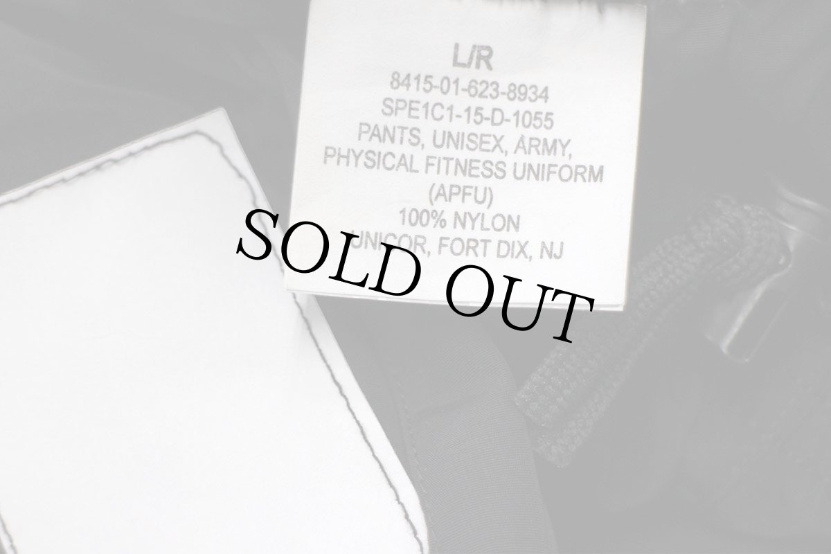 画像6: 15 米軍 U.S.ARMY ロゴ刺繍 APFU トレーニング ナイロンパンツ 黒 L/R★145 IPFU (6)