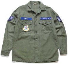 画像1: 60s 米軍 U.S.AIR FORCEパッチ付き コットンサテン ユーティリティシャツ オリーブグリーン 15.5 (1)