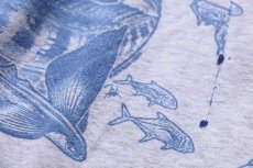 画像6: 00s Oregon Inlet Fishing Center カジキ マグロ サメ アート オールオーバープリント コットンTシャツ 杢ライトグレー M (6)