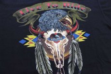 画像4: ネイティブ インディアン Live To Ride イーグル カウスカル アート 両面プリント コットンTシャツ 黒 (4)