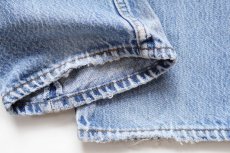画像9: 90s USA製 Levi'sリーバイス 501 ダメージ デニムパンツ ヒゲ W31 L32★221 (9)