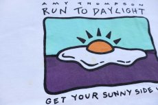 画像4: 90s USA製 AMY THOMPSON RUN TO DAYLIGHT 目玉焼き アート Reebokリーボック ロゴ 協賛 両面プリント コットンTシャツ 白 L (4)