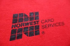 画像4: 90s USA製 NORWEST CARD SERVICES ロゴ 両面プリント コットンTシャツ 赤 XL (4)