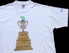 画像1: 90s USA製 WISCONSIN'S WATERS & WOODS with John Gillespie トロフィー Pabst Blue Ribbon ロゴ 協賛 Tシャツ 白 XXL★特大 (1)