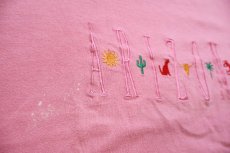 画像4: 90s USA製 ARIZONA 太陽 サボテン バッファロースカル トカゲ 刺繍 コットンTシャツ ピンク L (4)