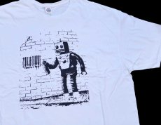 画像1: Banksy バンクシー Tagging Robot with Barcode バーコード ロボット アート コットンTシャツ 白 5XL★超特大 (1)