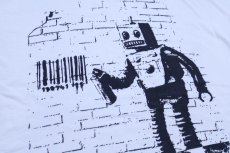 画像4: Banksy バンクシー Tagging Robot with Barcode バーコード ロボット アート コットンTシャツ 白 5XL★超特大 (4)