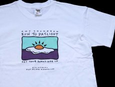 画像1: 90s USA製 AMY THOMPSON RUN TO DAYLIGHT 目玉焼き アート Reebokリーボック ロゴ 協賛 両面プリント コットンTシャツ 白 L (1)