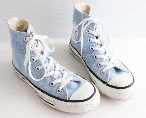 converse 水色のスニーカー