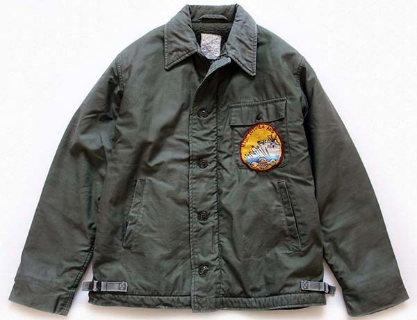 80s 米軍 U.S.NAVY U.S.S.TUTUILA ARG 4パッチ付き A-2 デッキ 