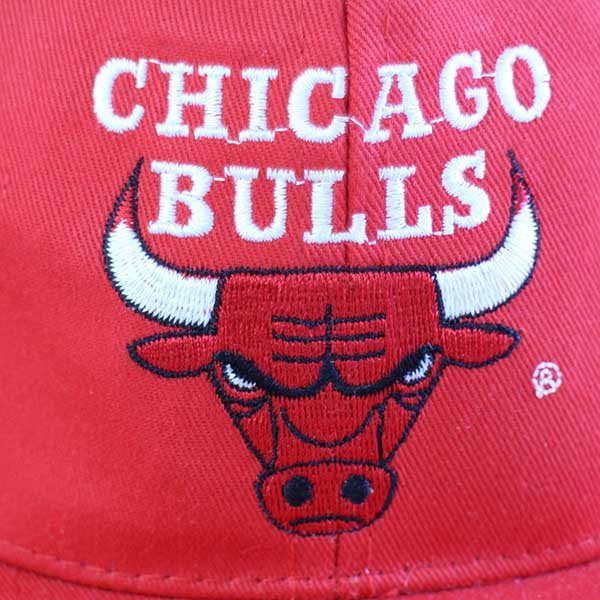 デッドストック★90s NBA CHICAGO BULLS シカゴ ブルズ ロゴ刺繍 コットンキャップ 赤